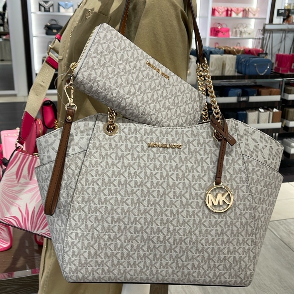 MICHAEL KORS
Jet Set Lg Shoulder Bag & JST Lg Travel CONTINENTAL wallet-wristlt - Picture 5 of 16